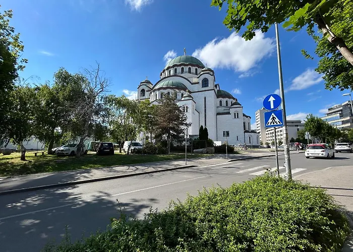 Аппарат Рядом С Храмом Святого Саввы